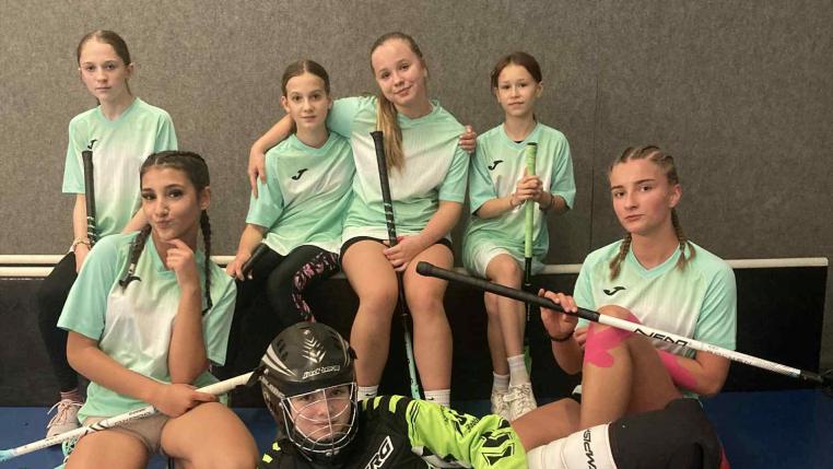 Stříbrné družstvo mladších žákyň v okrskovém kole florbalu.
